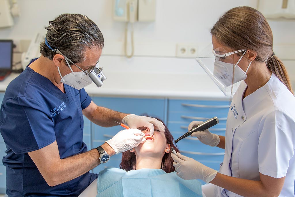 El Dr. Sola atiende en su clínica dental en Valladolid