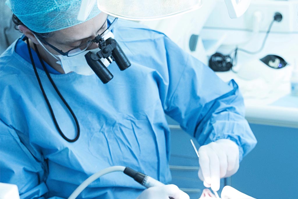 paciente pregunta cuánto dura un implante dental