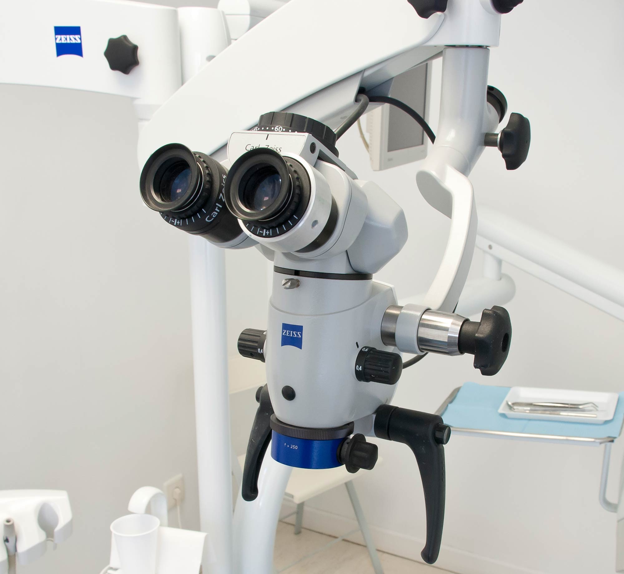 Microscopio quirúrgico de la Clínica Dental Javier Sola