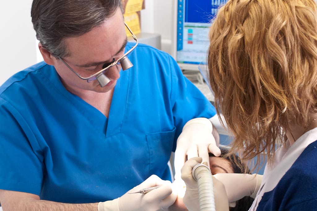 dentistas revisando paciente con sensibilidad tras empaste